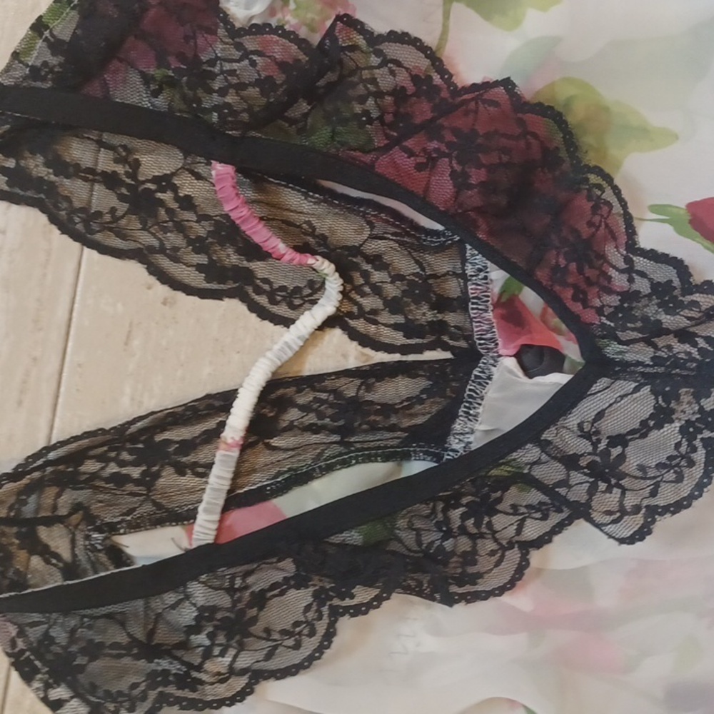 Victoria's Secret Elegant Sheer Lace Trim Rose Print Open Front Nightie - Picture 9 of 10